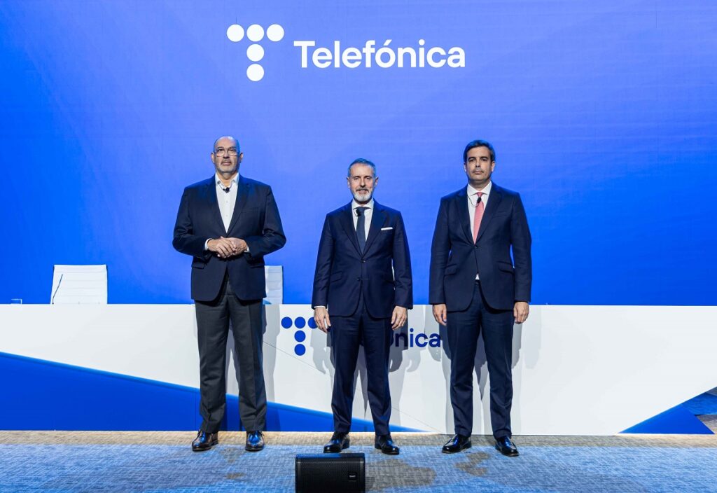 El CEO de Telefónica, Emilio Gayo, el presidente, Marc Murtra, y el director financiero, Juan Unzue, durante la presentación de resultados del año 2025 de la teleco.