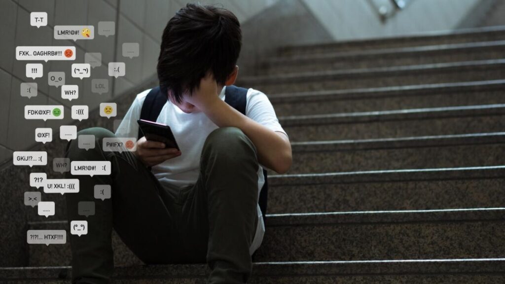 Los menores reciben acoso online a través de las redes sociales