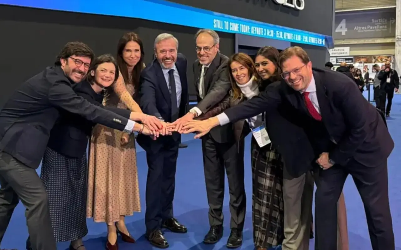 El presidente de Aragón, Jorge Azcón, en el centro, con el vicepresidente de Amazon y miembros de sus respectivas delegaciones